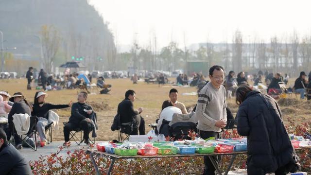白天能量满满，晚上赛博朋克！射洪这个地方不得了