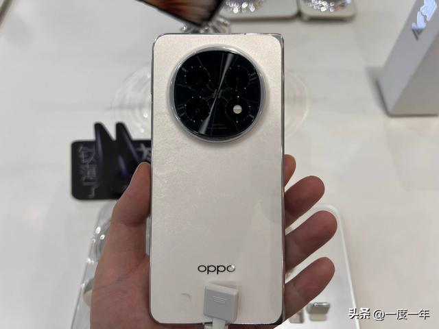 三星HP5传感器成多面手：潜望长焦与广角主摄双线布局