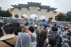 无需大陆出手，岛内开始“觉醒”，15万人涌上街头，逼赖清德下台图片