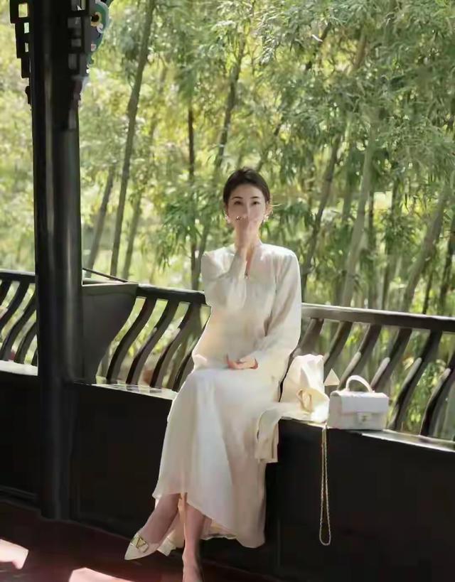 徐州一佳人仙姿玉色，堪称上帝吻过的容颜，美得让人移不开眼