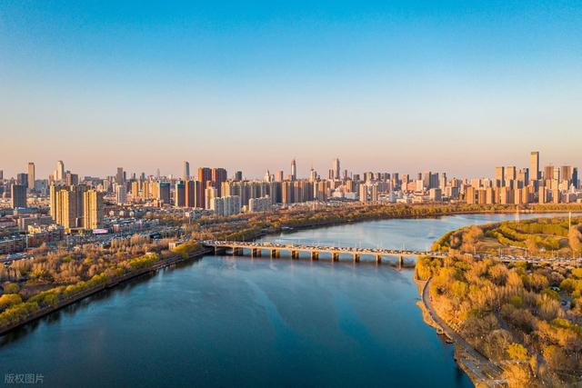 东北唯一的新一线城市，未来发展前景很广阔，更是一个旅游好去处