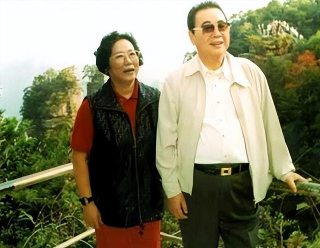60年代，李鹏夫妇与儿女们在天安门广场，一张有爱的罕见全家福！