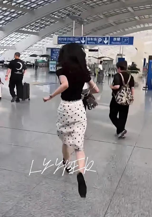 机场偶遇宋轶飞奔，莫不是要错过飞机了？第一次见美女跑这么快