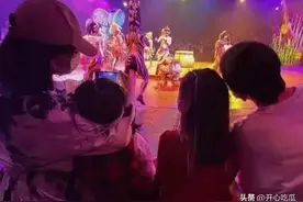 张杰谢娜在香港迪士尼，给双胞胎女儿过7岁生日，有三名保姆跟随图片