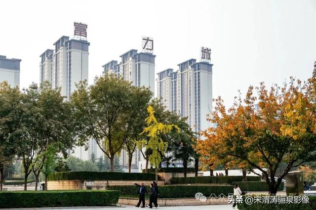 陕西渭南：天晴了 高新区时代广场秋色盎然