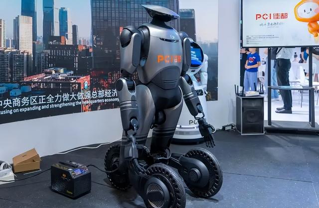 俄罗斯AI机器人成“人工智摔”，首秀成笑柄，负责人：灯光惹的祸