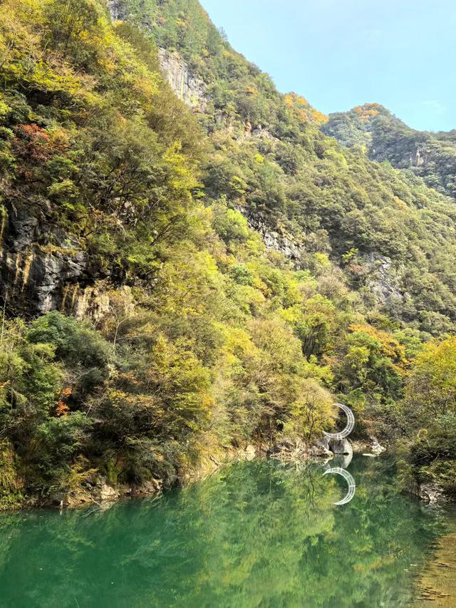 甘肃省徽县嘉陵江畔美景五彩斑斓