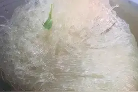 菠菜和粉丝在一起非常搭配，加上万能凉拌汁，好吃到上天！图片