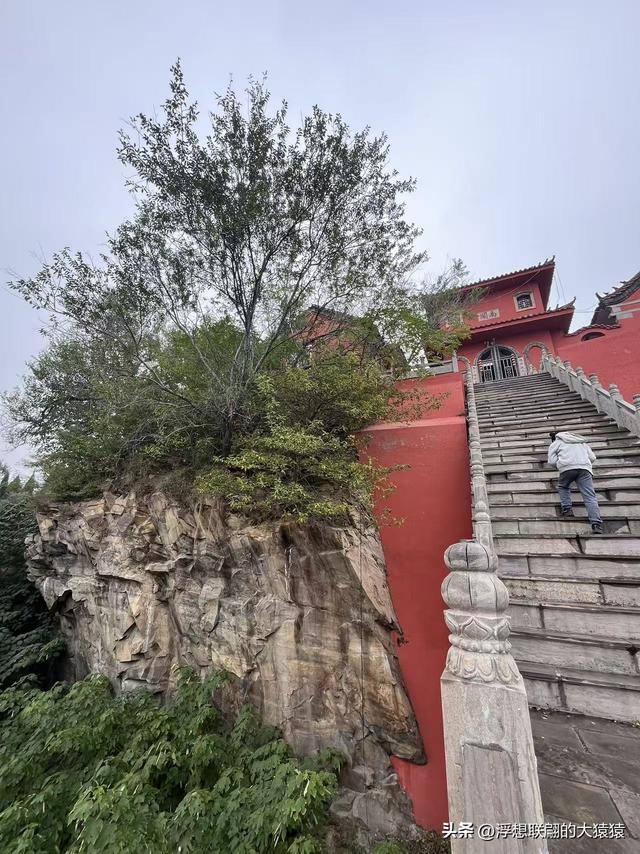 邹平临池镇桥子村里的柱似山，其顶之庙群始建于明代