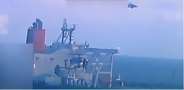 特朗普打出第二张牌，马杜罗压力山大，美军为何不敢直接动手？