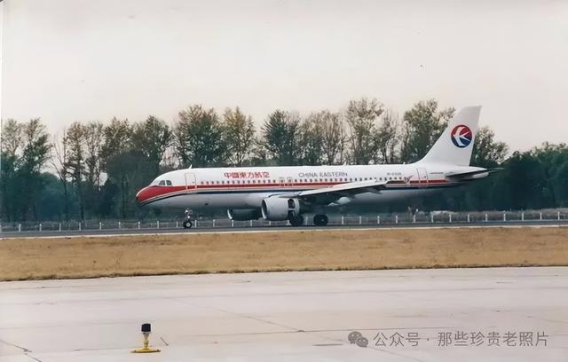 2002年，北京首都机场的飞机