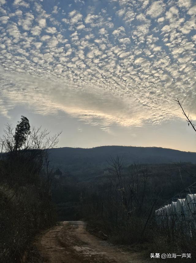 我拥抱了自然，你拥抱了天空，蓝天白云，大山幽幽，风景如画!