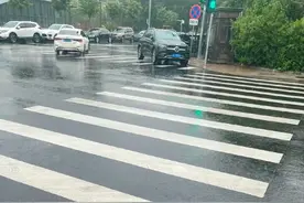 雨天骑行一定要远离马路白线，你想知道为什么吗？图片