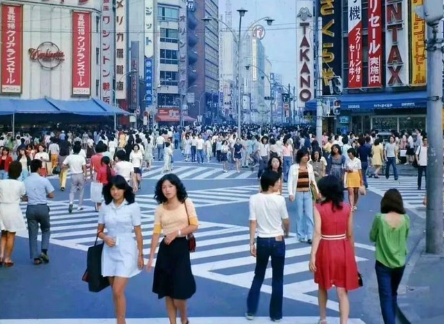 无法与自己和解的一代，回顾日本失落世代的一生，他们经历了什么