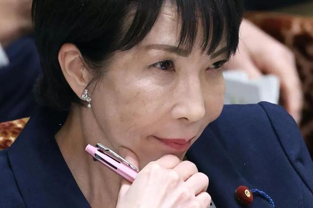 2个坏消息传来，高市早苗开始“举白旗”，但中方不会轻易放过她