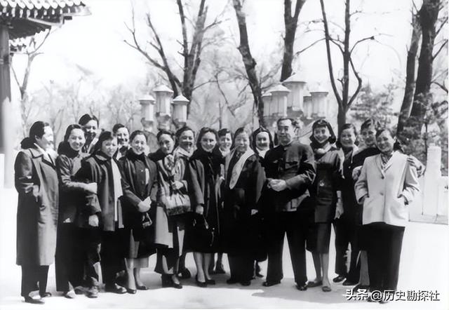 夏梦有多美？57年她和毛主席合影，那年24岁，端庄典雅，美艳绝伦