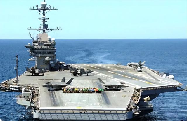别再看表面了！东北亚反包围成型，美国航母退得比谁都快