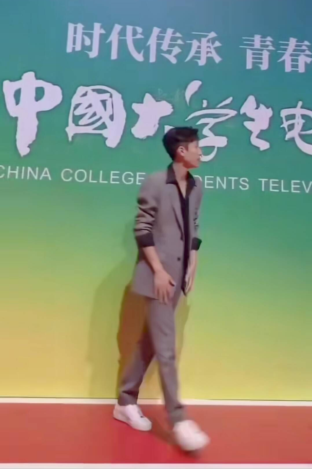 张一山要么不出来 一出来就是帅 这西装一穿 咋感觉他就是越来越帅了