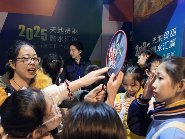 泰山少年 | 小记者探营消费季 在跨域风情与智慧科技中感知城市活力