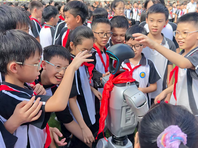 AI、具身机器人、醒狮、服装秀......佛山开学季硬核亮点纷呈！