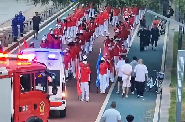 “暴走团”荧光服下的陷阱，谁在豢养“道路特权军团？