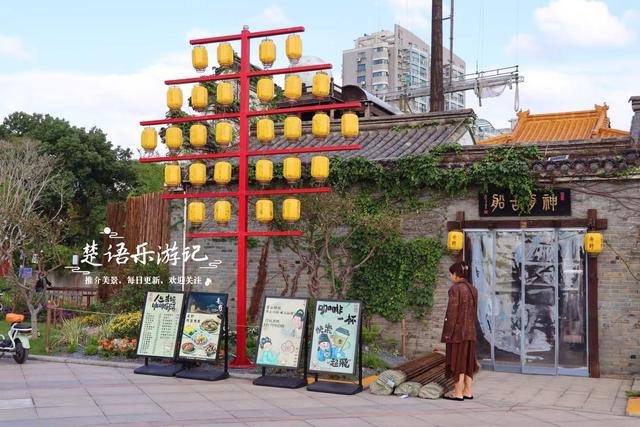 宁波镇海的沿江景观带，没有粉黛花海但是景色很美，非常值得游玩