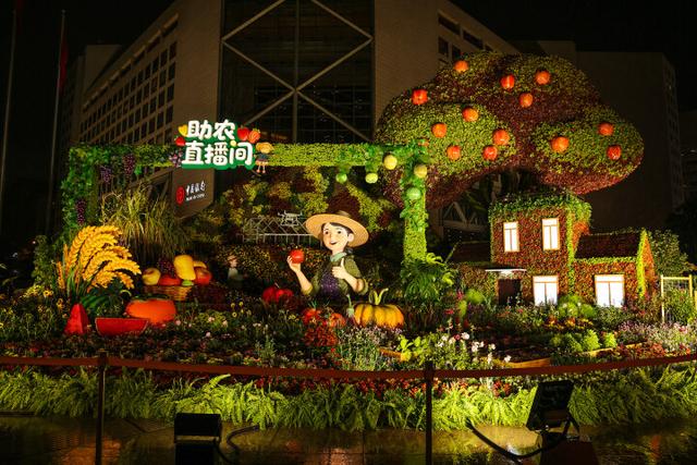 长安街沿线抗战胜利80周年主题花坛亮灯了！