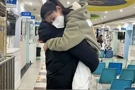 1米68的闺女发烧了，闹脾气非要爸爸抱着，评论区笑死我了图片
