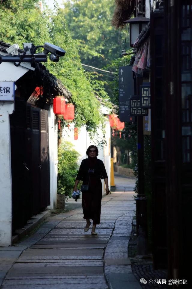 这条河边老街的“慢生活”：他们沿用数十年前的方式，一晃半生
