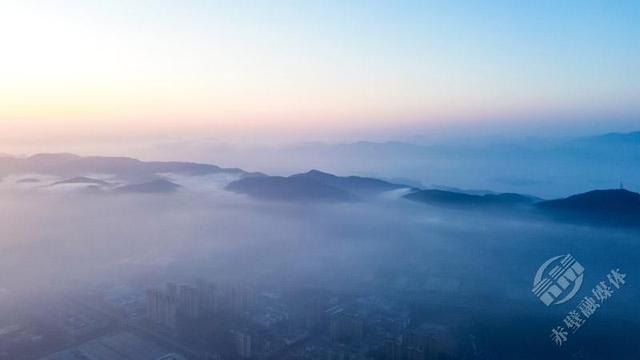 赤壁：晨雾漫城 水墨入画