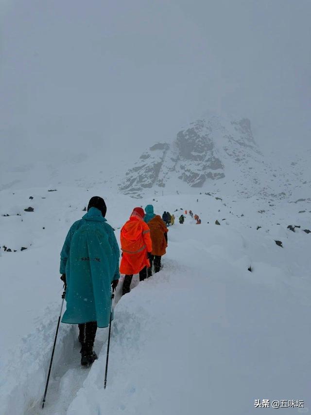 珠峰东坡遭遇罕见暴雪，登山者讲述惊险撤离经历