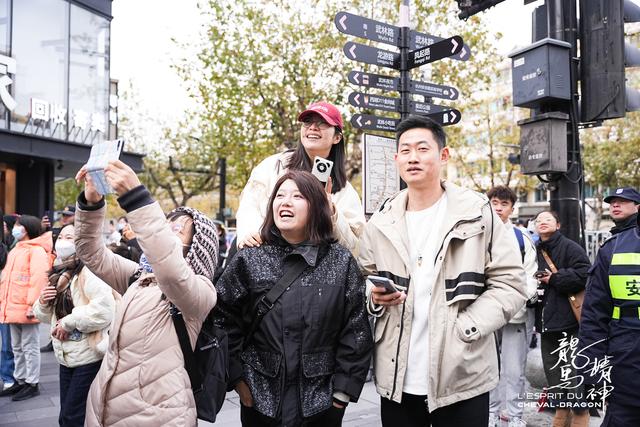 “龙马精神”杭州巡演50吨福兽引亚运之城万人空巷