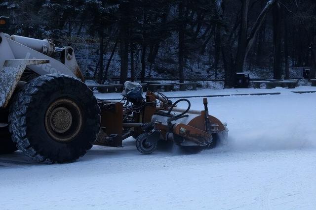 千山风景区人机协同清雪