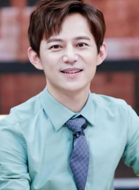 世上没后悔药？无妻无子	、与保姆相伴的何炅，走上了另外一条道路