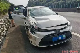只因这个动作，导致车辆高速上追尾货车图片