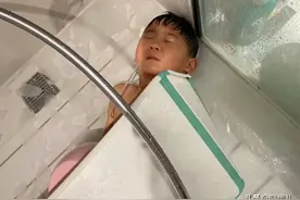 宝妈分享孩子洗澡洗睡着冲上热搜！网友：这算啥？！图片
