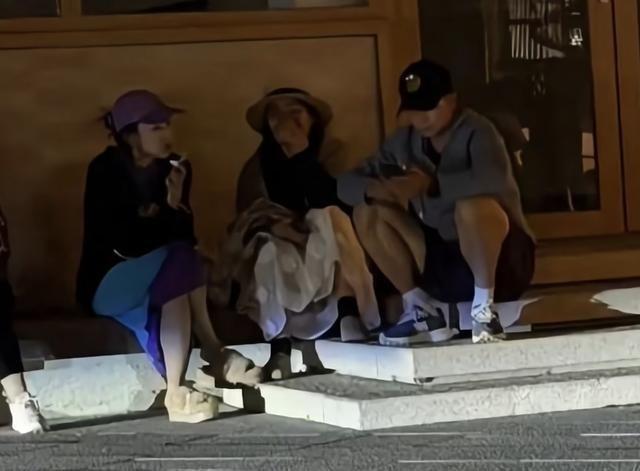 马龙龙嫂凭啥嫁了极品老公？出门负责带娃，和闺蜜聊天他坐旁边等