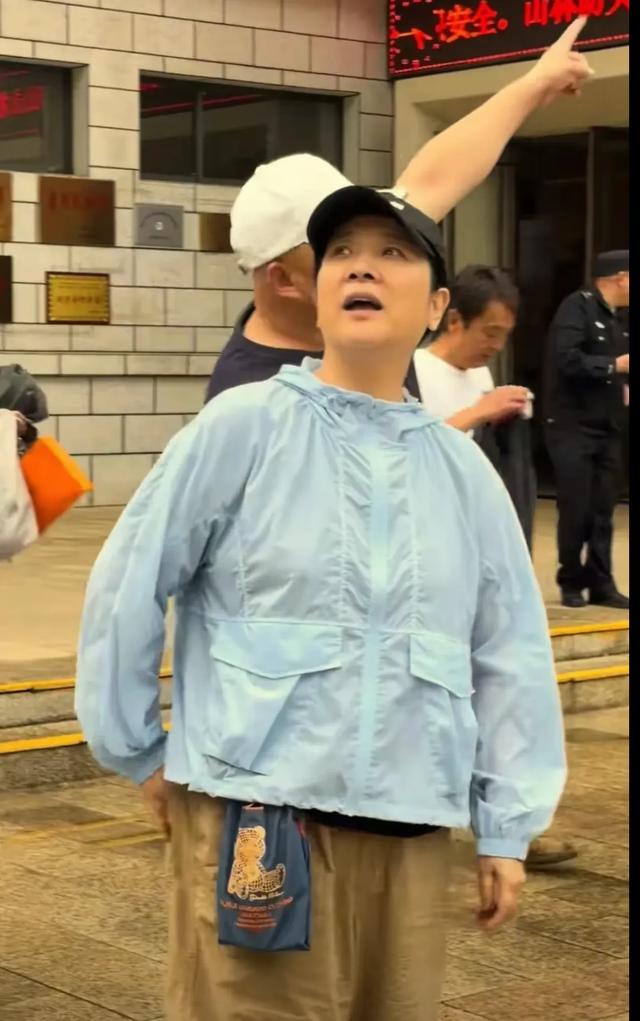 太白山偶遇陈小艺，57岁素颜遛弯，发福明显真成普通阿姨了