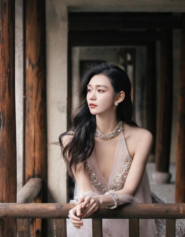 00 后段奥娟凭处女作入围金鸡奖最佳女主角，颜值出众惹人爱