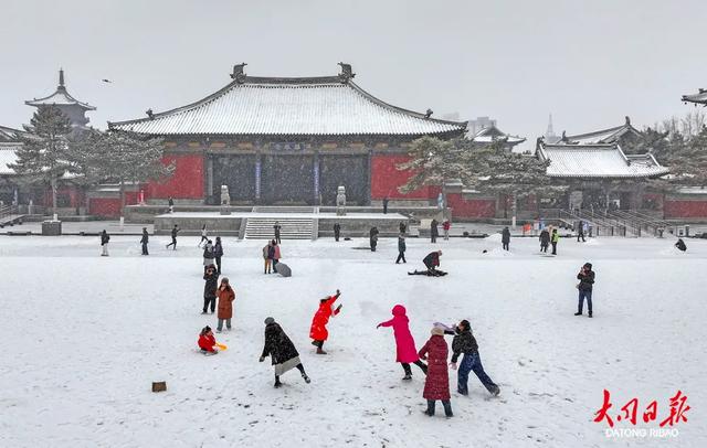踏雪访古城！大同初雪引众游客打卡，雪景与市井气双向治愈~