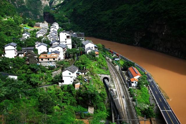 知道小凉山彝乡峡谷有多壮观吗？城巴佬！