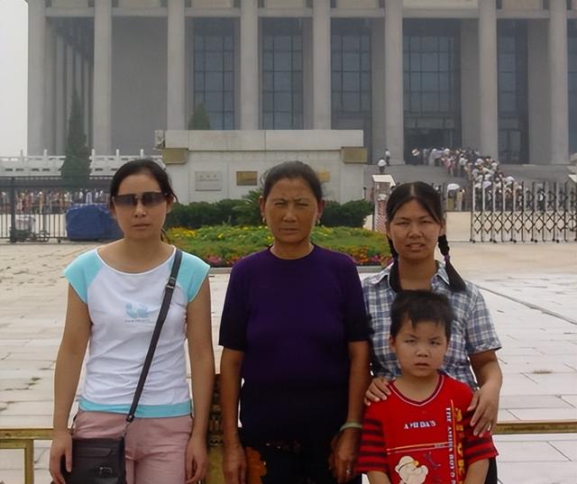 她是中国模范月嫂，月薪3万农村出身	，能听懂婴语，明星抢着用她