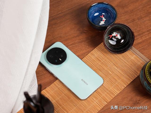 荣耀Magic8天青釉开箱：传承千年匠人技艺 续写东方美学新篇