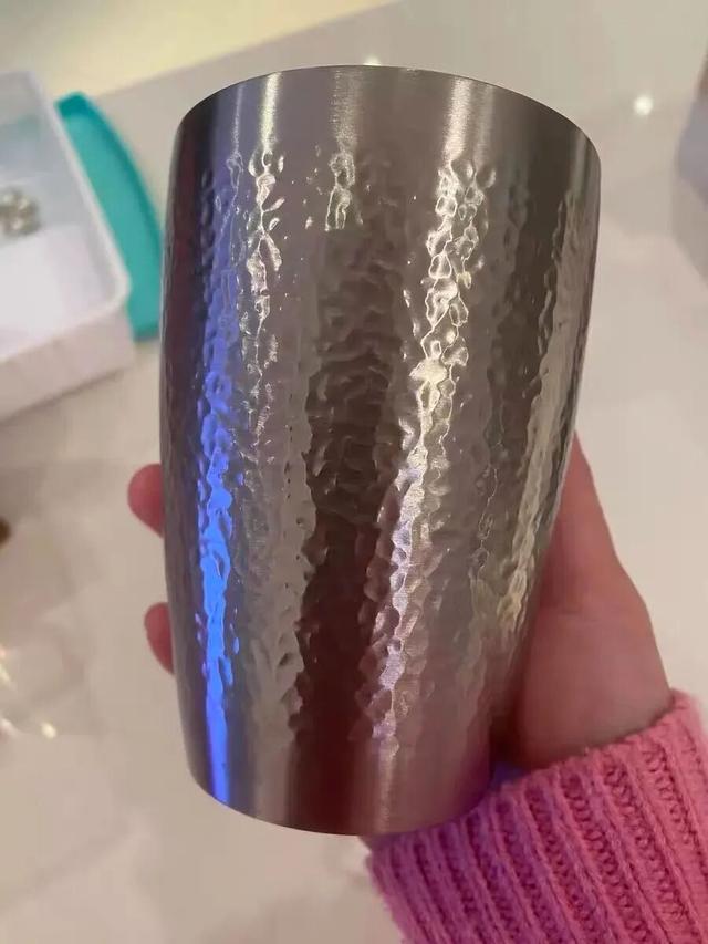 金属杯和雪平锅的锤纹表面，真是一锤锤敲出来的吗？