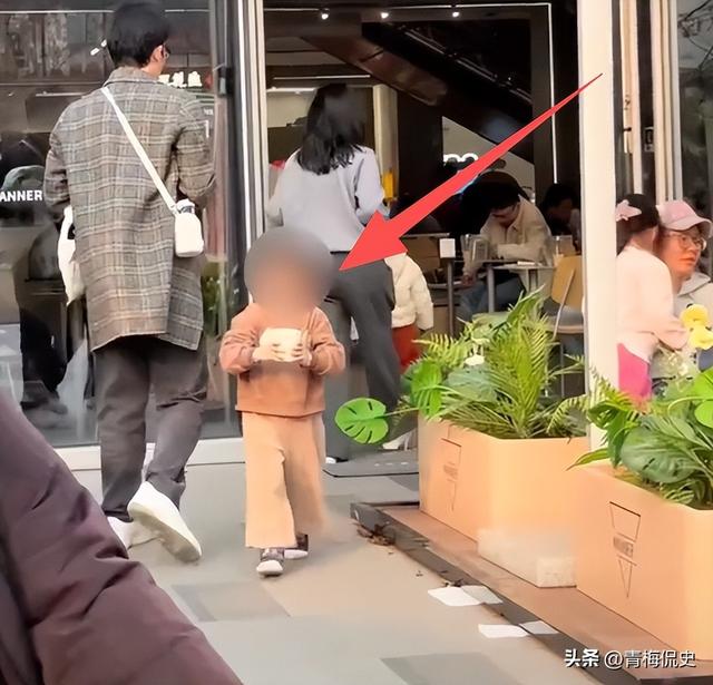 女孩打翻水杯后续：母亲正脸被扒，疑出言反驳网友，丢人丢到国外