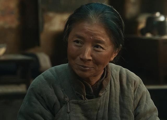 陪玩陪睡只是冰山一角，认干爹，舔手指，拜高踩低，实在荒唐！