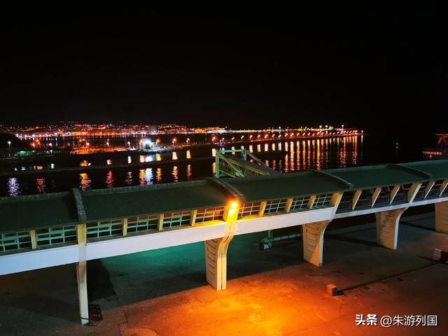 送完最后一件衣服，我们离开了摩洛哥