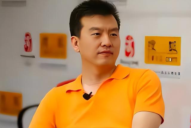 央视主持人张泽群:55岁才当父亲，妻子跑了儿子丢了	，今孤身一人