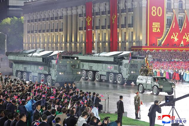 直接打击美国本土！朝鲜深夜阅兵亮最强底牌，美日韩集体难眠