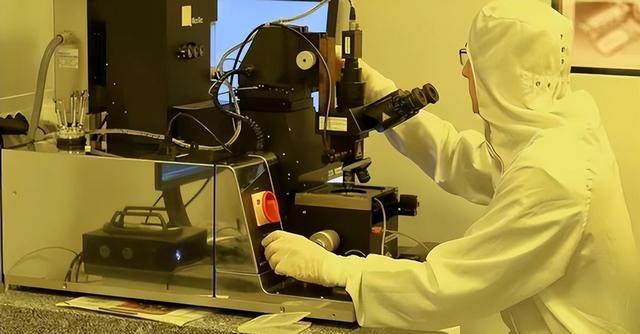 “咬死”ASML，禁止维修光刻机只是开始，轮到中国工程师头疼了！